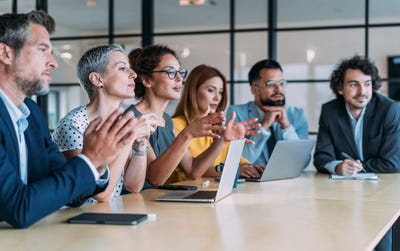 Une équipe de professionnels sérieux lors d'une réunion